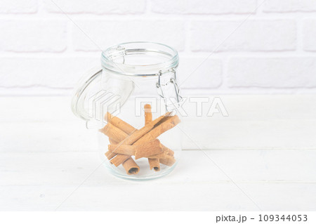 Spice spice cinnamon in glass bottle 109344053