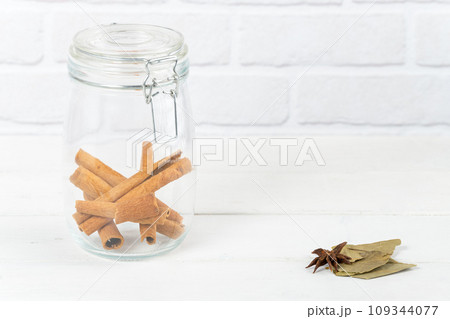 Spice spice cinnamon in glass bottle 109344077