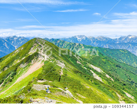 夏の爺ヶ岳登山（爺ヶ岳中峰から剱岳・立山方面の眺め） 109344157