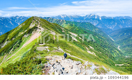 夏の爺ヶ岳登山(爺ヶ岳中峰から南峰・剱岳・立山方面の眺め) 夏の爺ヶ岳登山(爺ヶ岳中峰から南峰・剱岳・立山方面の眺め) 109344196