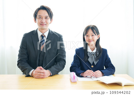 教師と女の子のポートレート 109344202