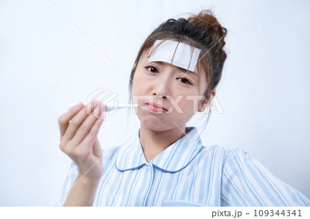体調の悪い女性イメージ 体調の悪い女性イメージ 109344341
