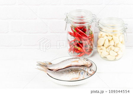 raw fish with lemon, spices and oil 109344554