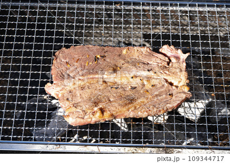 備長炭の炭火で焼く網焼きのステーキ肉 備長炭の炭火で焼く網焼きのステーキ肉 109344717