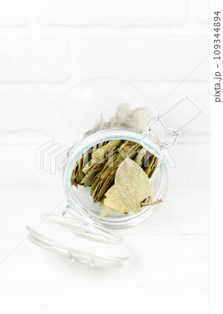 spice seasoning bay leaf 109344894