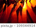イベントで盛り上がるイベント会場 　赤照明 109344914