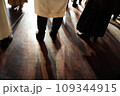 イベントで盛り上がるイベント会場 　白照明 109344915