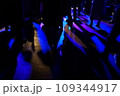 イベントで盛り上がるイベント会場 　青紫照明 109344917