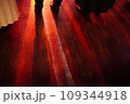 イベントで盛り上がるイベント会場 　赤白照明 109344918