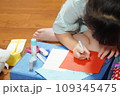 工作する女の子 109345475