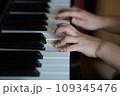 ピアノを弾く子供の手 109345476