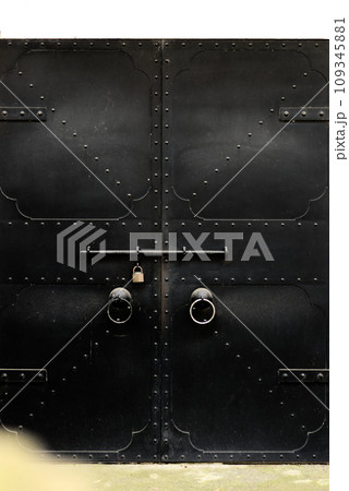 鍵付きで重厚な黒い扉 109345881