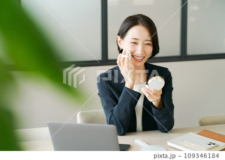 メイク直しをするオフィスの女性 109346184