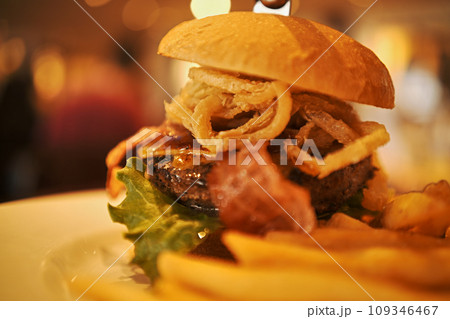 ボリュームあるベーコンチーズバーガーとフライドポテト ボリュームあるベーコンチーズバーガーとフライドポテト 109346467