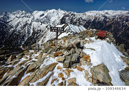 北アルプス・大天井岳から見る残雪の槍・穂高連峰・裏銀座の山並み 北アルプス・大天井岳から見る残雪の槍・穂高連峰・裏銀座の山並み 109346634