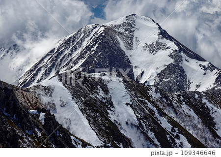 北アルプス・大天井岳から見る雲湧く常念岳 109346646