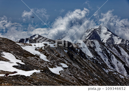 北アルプス・大天井岳から見る雲湧く常念岳とヘリコプター 109346652