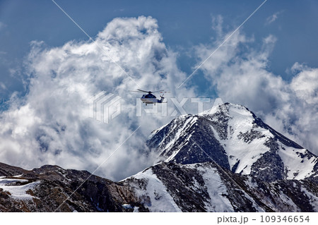 北アルプス・大天井岳から見る雲湧く常念岳とヘリコプター 109346654