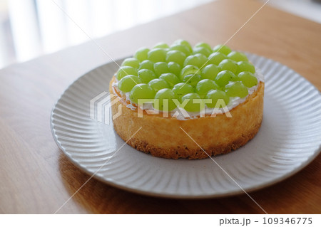 シャインマスカットがたくさん乗ったホールのベイクドチーズケーキ 109346775