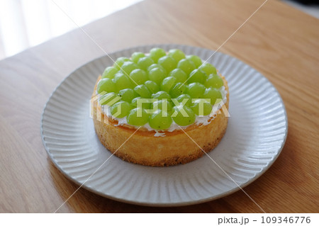 シャインマスカットがたくさん乗ったホールのベイクドチーズケーキ シャインマスカットがたくさん乗ったホールのベイクドチーズケーキ 109346776