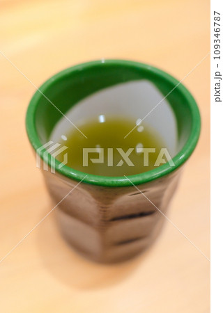 湯飲みに入った熱々の緑茶 湯飲みに入った熱々の緑茶 109346787