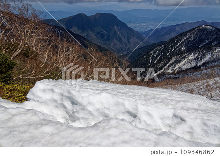 残雪の北アルプス・表銀座縦走路から見る有明山と安曇野 残雪の北アルプス・表銀座縦走路から見る有明山と安曇野 109346862