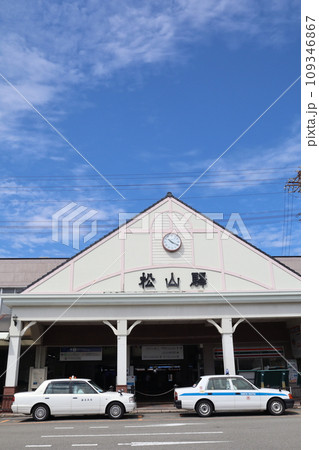 レトロな三角屋根の駅舎 JR予讃線・松山駅 レトロな三角屋根の駅舎 JR予讃線・松山駅 109346867