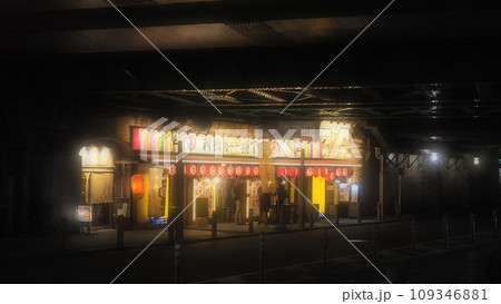 深夜の銀座・新橋ガード下の居酒屋 109346881
