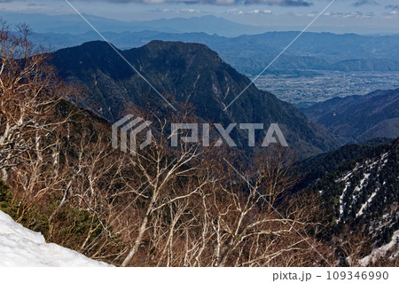 残雪の北アルプス・表銀座縦走路から見る有明山と安曇野 109346990