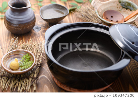 おでんを煮込む前の土鍋 109347200