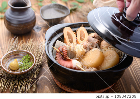 土鍋で煮込んだあつあつのおでん 109347209