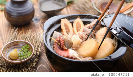 土鍋で煮込んだおでん 109347211