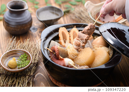 土鍋で煮込んだ色々な具材の入ったおでん 109347220