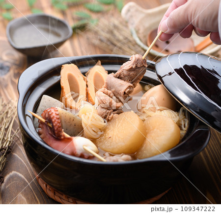 土鍋で煮込んだ色々な具材の入ったおでん 土鍋で煮込んだ色々な具材の入ったおでん 109347222