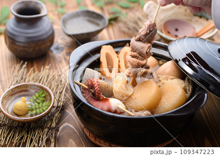 土鍋で煮込んだ色々な具材の入ったおでん 109347223