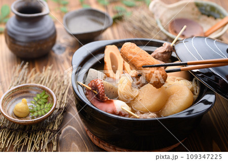 土鍋で煮込んだ色々な具材の入ったおでん 土鍋で煮込んだ色々な具材の入ったおでん 109347225