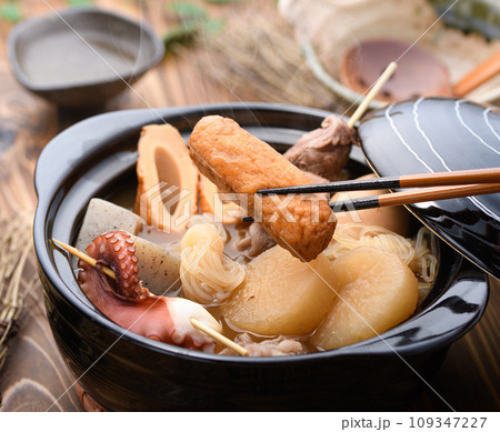 土鍋で煮込んだ色々な具材の入ったおでん 109347227