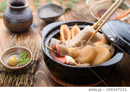 土鍋で煮込んだ色々な具材の入ったおでん 109347231