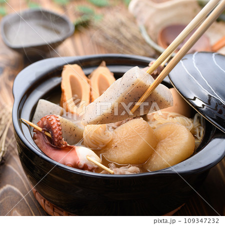 土鍋で煮込んだ色々な具材の入ったおでん 土鍋で煮込んだ色々な具材の入ったおでん 109347232