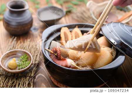 土鍋で煮込んだ色々な具材の入ったおでん 土鍋で煮込んだ色々な具材の入ったおでん 109347234