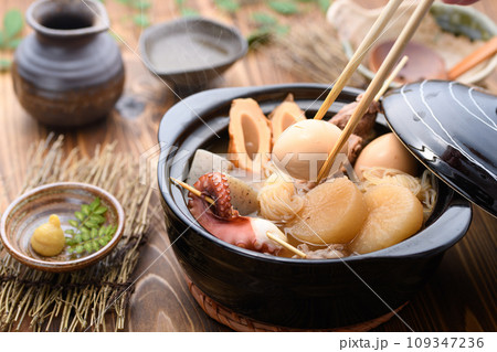 土鍋で煮込んだ色々な具材の入ったおでん 109347236