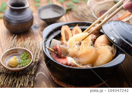 土鍋で煮込んだ色々な具材の入ったおでん 土鍋で煮込んだ色々な具材の入ったおでん 109347242