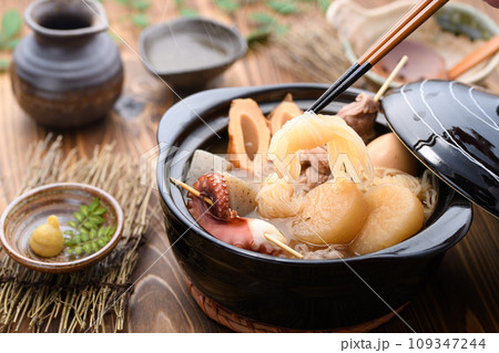 土鍋で煮込んだ色々な具材の入ったおでん 109347244