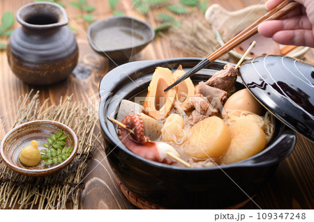 土鍋で煮込んだ色々な具材の入ったおでん 109347248