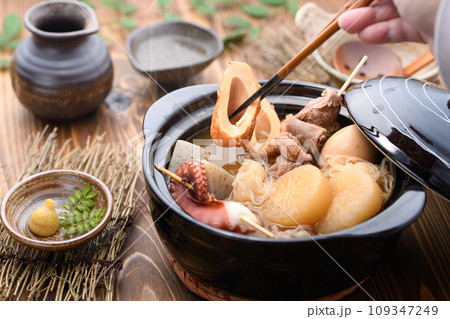 土鍋で煮込んだ色々な具材の入ったおでん 土鍋で煮込んだ色々な具材の入ったおでん 109347249
