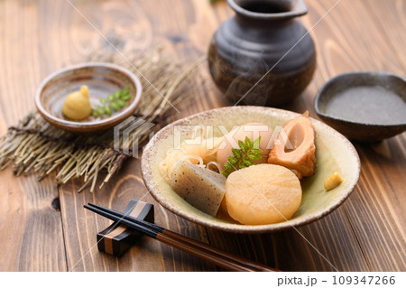 土鍋から小皿に取り分けたおでん からしを添えて 土鍋から小皿に取り分けたおでん からしを添えて 109347266