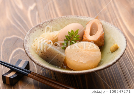 小皿に取り分けたおでん 109347271