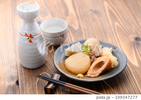 小皿に取り分けたおでん　山椒の葉を添えて 109347277