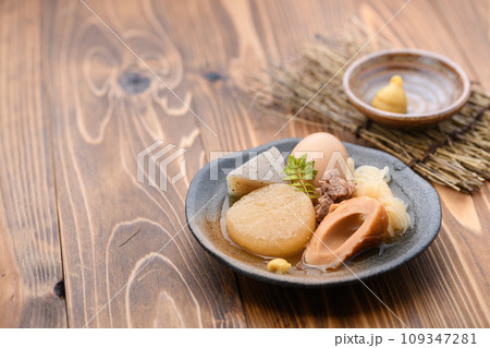 小皿に取り分けたおでん 109347281