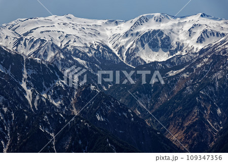 北アルプス・燕岳稜線から見る残雪の三俣蓮華岳・鷲羽岳 109347356